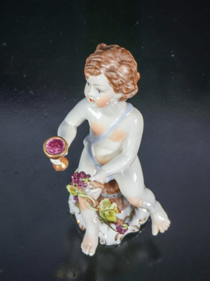 Coppia di sculture in porcellana dipinta a mano Putti Baccanti, man. di Capodimonte. Italia, Metà Novecento