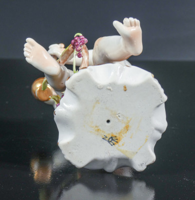 Coppia di sculture in porcellana dipinta a mano Putti Baccanti, man. di Capodimonte. Italia, Metà Novecento