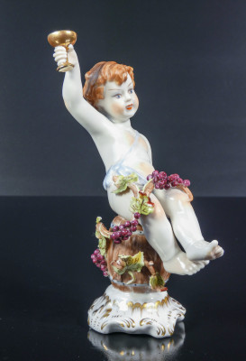 Coppia di sculture in porcellana dipinta a mano Putti Baccanti, man. di Capodimonte. Italia, Metà Novecento