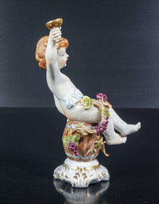 Coppia di sculture in porcellana dipinta a mano Putti Baccanti, man. di Capodimonte. Italia, Metà Novecento
