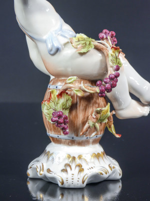 Coppia di sculture in porcellana dipinta a mano Putti Baccanti, man. di Capodimonte. Italia, Metà Novecento