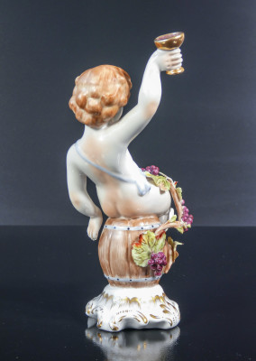 Coppia di sculture in porcellana dipinta a mano Putti Baccanti, man. di Capodimonte. Italia, Metà Novecento