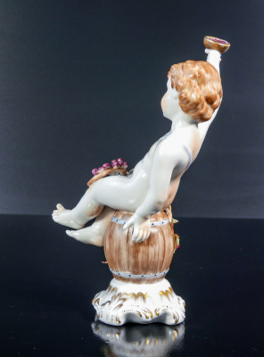 Coppia di sculture in porcellana dipinta a mano Putti Baccanti, man. di Capodimonte. Italia, Metà Novecento