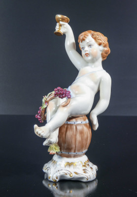 Coppia di sculture in porcellana dipinta a mano Putti Baccanti, man. di Capodimonte. Italia, Metà Novecento