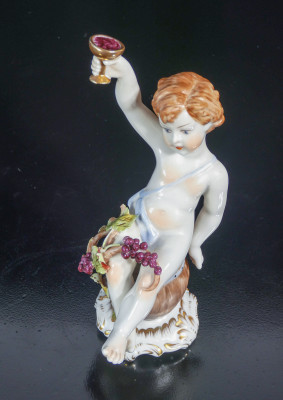 Coppia di sculture in porcellana dipinta a mano Putti Baccanti, man. di Capodimonte. Italia, Metà Novecento