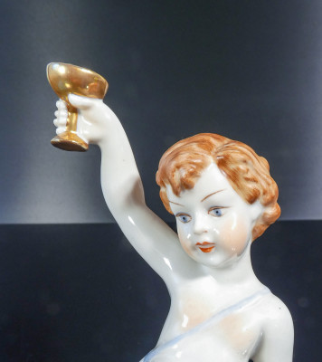 Coppia di sculture in porcellana dipinta a mano Putti Baccanti, man. di Capodimonte. Italia, Metà Novecento