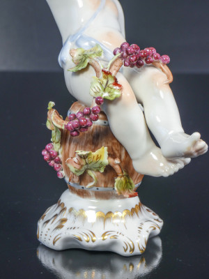 Coppia di sculture in porcellana dipinta a mano Putti Baccanti, man. di Capodimonte. Italia, Metà Novecento