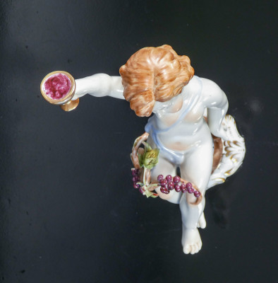 Coppia di sculture in porcellana dipinta a mano Putti Baccanti, man. di Capodimonte. Italia, Metà Novecento