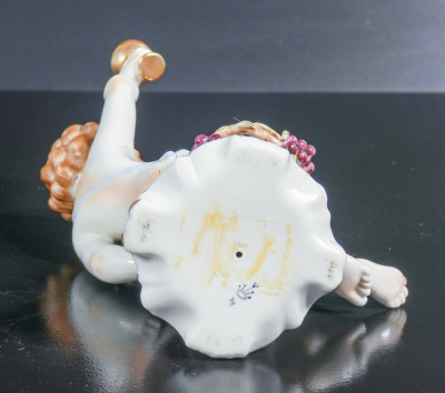 Coppia di sculture in porcellana dipinta a mano Putti Baccanti, man. di Capodimonte. Italia, Metà Novecento