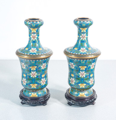 Coppia di vasi cloisonné, decorazione con motivi vegetali e floreali su fondo azzurro. XX sec.