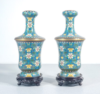 Coppia di vasi cloisonné, decorazione con motivi vegetali e floreali su fondo azzurro. XX sec.