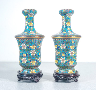 Coppia di vasi cloisonné, decorazione con motivi vegetali e floreali su fondo azzurro. XX sec.
