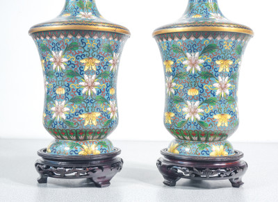 Coppia di vasi cloisonné, decorazione con motivi vegetali e floreali su fondo azzurro. XX sec.