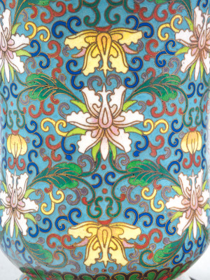 Coppia di vasi cloisonné, decorazione con motivi vegetali e floreali su fondo azzurro. XX sec.