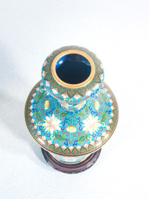 Coppia di vasi cloisonné, decorazione con motivi vegetali e floreali su fondo azzurro. XX sec.