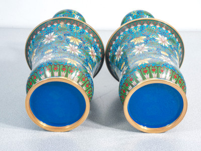 Coppia di vasi cloisonné, decorazione con motivi vegetali e floreali su fondo azzurro. XX sec.