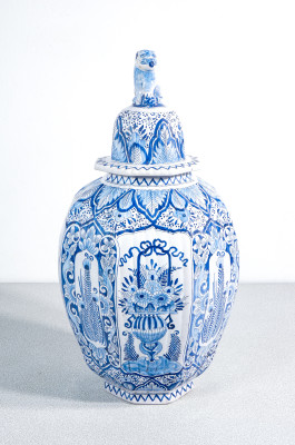 Coppia di vasi con coperchio in maiolica di DELFT, decoro blu su bianco con motivi floreali e cineserie. Olanda, fine XIX secolo