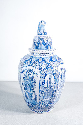 Coppia di vasi con coperchio in maiolica di DELFT, decoro blu su bianco con motivi floreali e cineserie. Olanda, fine XIX secolo