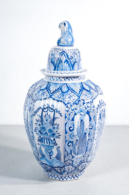 Coppia di vasi con coperchio in maiolica di DELFT, decoro blu su bianco con motivi floreali e cineserie. Olanda, fine XIX secolo