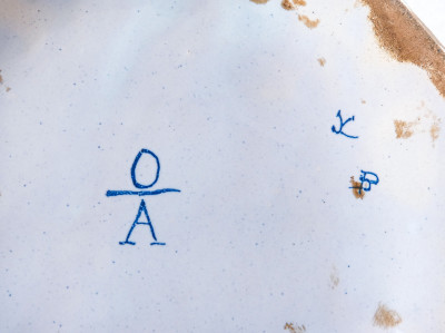 Coppia di vasi con coperchio in maiolica di DELFT, decoro blu su bianco con motivi floreali e cineserie. Olanda, fine XIX secolo