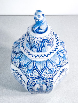 Coppia di vasi con coperchio in maiolica di DELFT, decoro blu su bianco con motivi floreali e cineserie. Olanda, fine XIX secolo