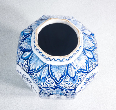 Coppia di vasi con coperchio in maiolica di DELFT, decoro blu su bianco con motivi floreali e cineserie. Olanda, fine XIX secolo