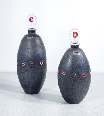 Coppia di bottiglie della serie Scavo in vetro sonoro soffiato, design Alfredo BARBINI. Murano, Anni 70