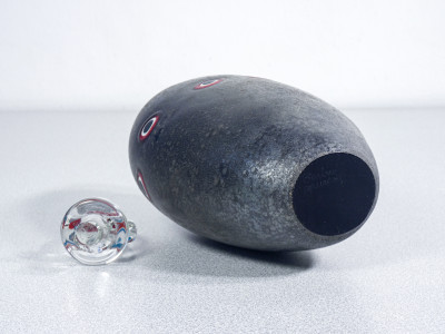 Coppia di bottiglie della serie Scavo in vetro sonoro soffiato, design Alfredo BARBINI. Murano, Anni 70