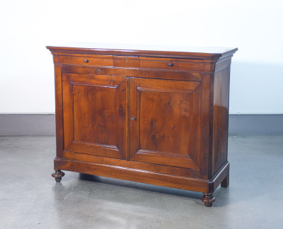 Credenza Carlo X in legno di noce, con tre cassetti e due ante. Ottocento