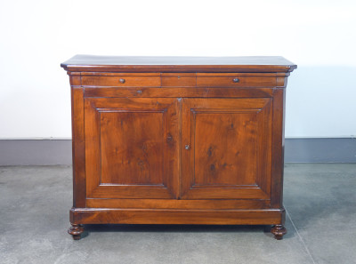 Credenza Carlo X in legno di noce, con tre cassetti e due ante. Ottocento