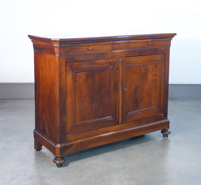 Credenza Carlo X in legno di noce, con tre cassetti e due ante. Ottocento