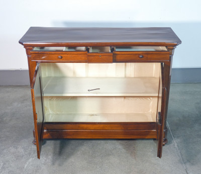 Credenza Carlo X in legno di noce, con tre cassetti e due ante. Ottocento
