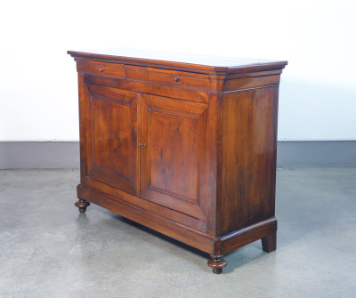 Credenza Carlo X in legno di noce, con tre cassetti e due ante. Ottocento
