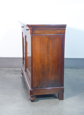 Credenza Carlo X in legno di noce, con tre cassetti e due ante. Ottocento