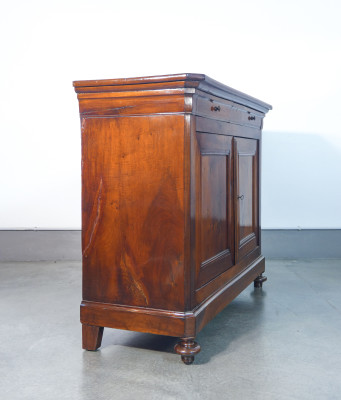 Credenza Carlo X in legno di noce, con tre cassetti e due ante. Ottocento