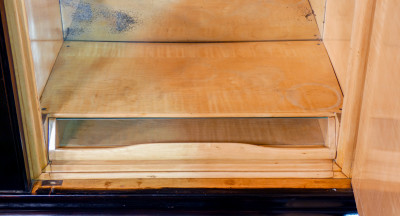 Credenza, design Paolo BUFFA. Scomparto destro con cassetto e piano di servizio estraibile. Legno laccato. Italia, Anni 40/50