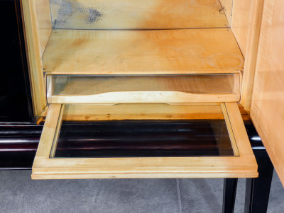 Credenza, design Paolo BUFFA. Scomparto destro con cassetto e piano di servizio estraibile. Legno laccato. Italia, Anni 40/50