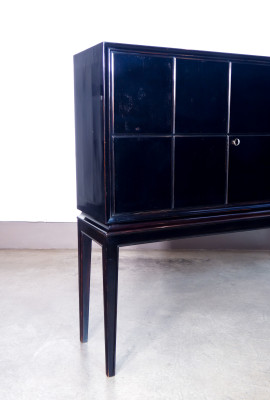 Credenza, design Paolo BUFFA. Scomparto destro con cassetto e piano di servizio estraibile. Legno laccato. Italia, Anni 40/50