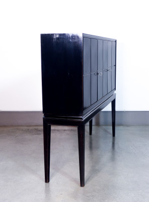Credenza, design Paolo BUFFA. Scomparto destro con cassetto e piano di servizio estraibile. Legno laccato. Italia, Anni 40/50