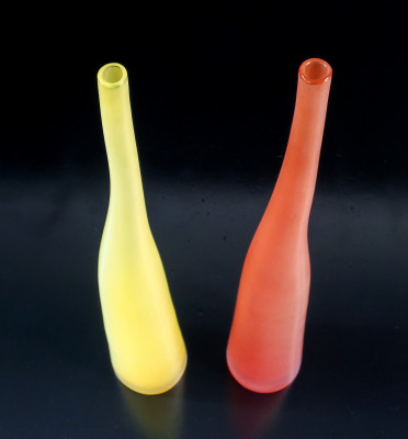 Due vasi Bambù, design Laura Diaz DE SANTILLANA per ARCADE. Vetro soffiato, modellato e levigato a mano. Numerati. Italia, Anni 90