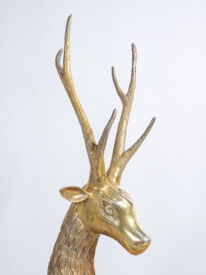 Grande scultura di Cervo sdraiato in ottone. Anni 60