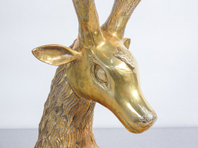 Grande scultura di Cervo sdraiato in ottone. Anni 60