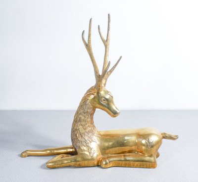 Grande scultura di Cervo sdraiato in ottone. Anni 60