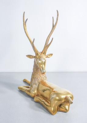 Grande scultura di Cervo sdraiato in ottone. Anni 60