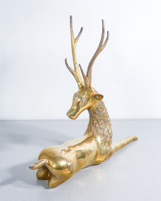 Grande scultura di Cervo sdraiato in ottone. Anni 60