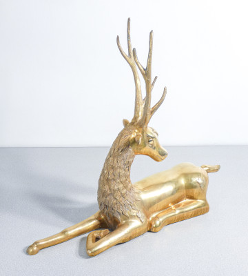 Grande scultura di Cervo sdraiato in ottone. Anni 60