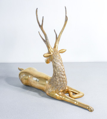 Grande scultura di Cervo sdraiato in ottone. Anni 60