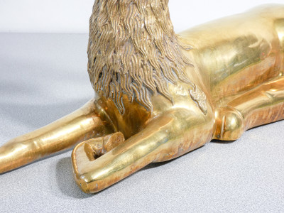 Grande scultura di Cervo sdraiato in ottone. Anni 60