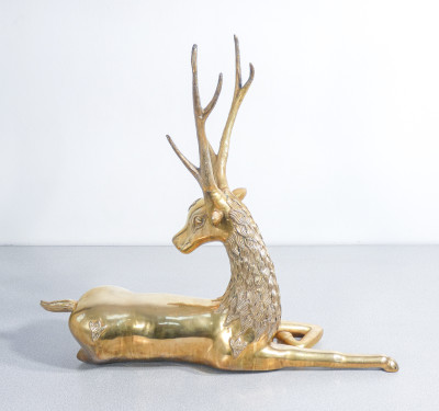 Grande scultura di Cervo sdraiato in ottone. Anni 60