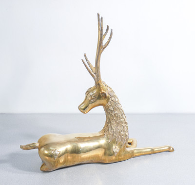 Grande scultura di Cervo sdraiato in ottone. Anni 60